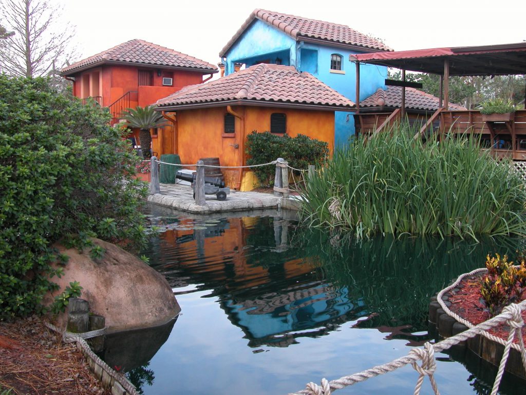 kleurrijke huizen aan waterkant