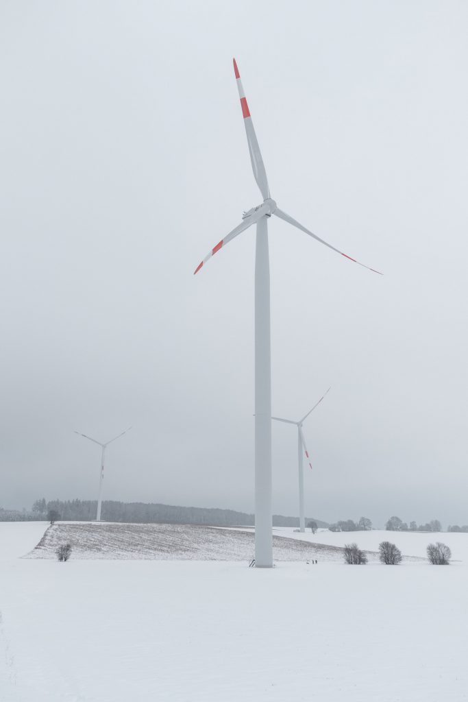 duurzame energie opgewekt in landschap met sneeuw
